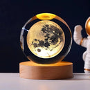 Astro LED – Luminária Espacial 3D com Suporte de Madeira | Giophi