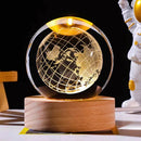 Astro LED – Luminária Espacial 3D com Suporte de Madeira | Giophi