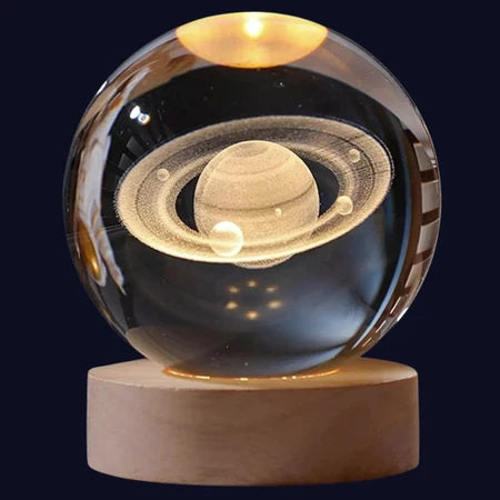 Astro LED – Luminária Espacial 3D com Suporte de Madeira | Giophi