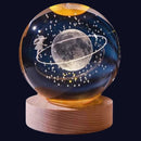 Astro LED – Luminária Espacial 3D com Suporte de Madeira | Giophi